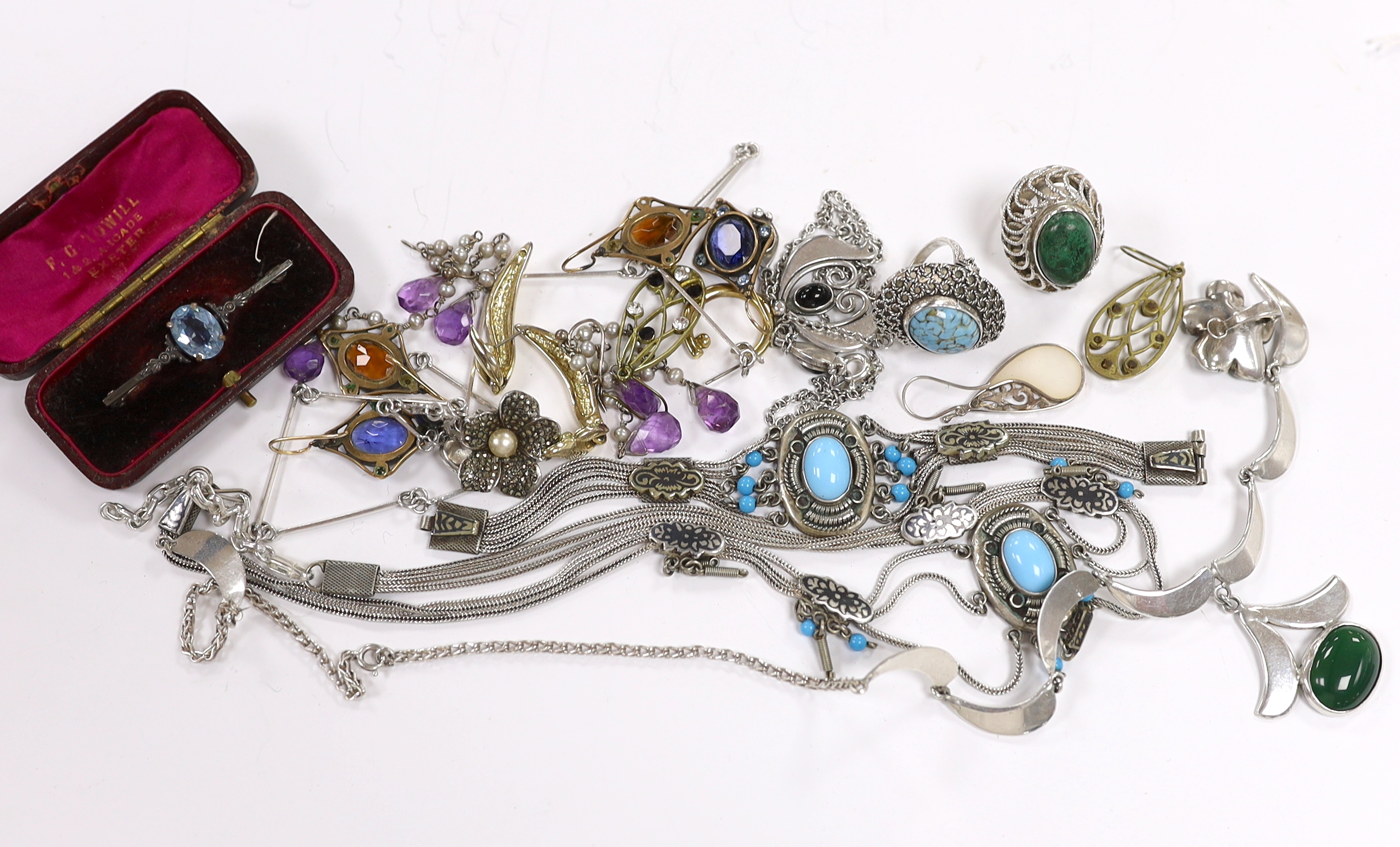Assorted jewellery including 925, white metal and costume.